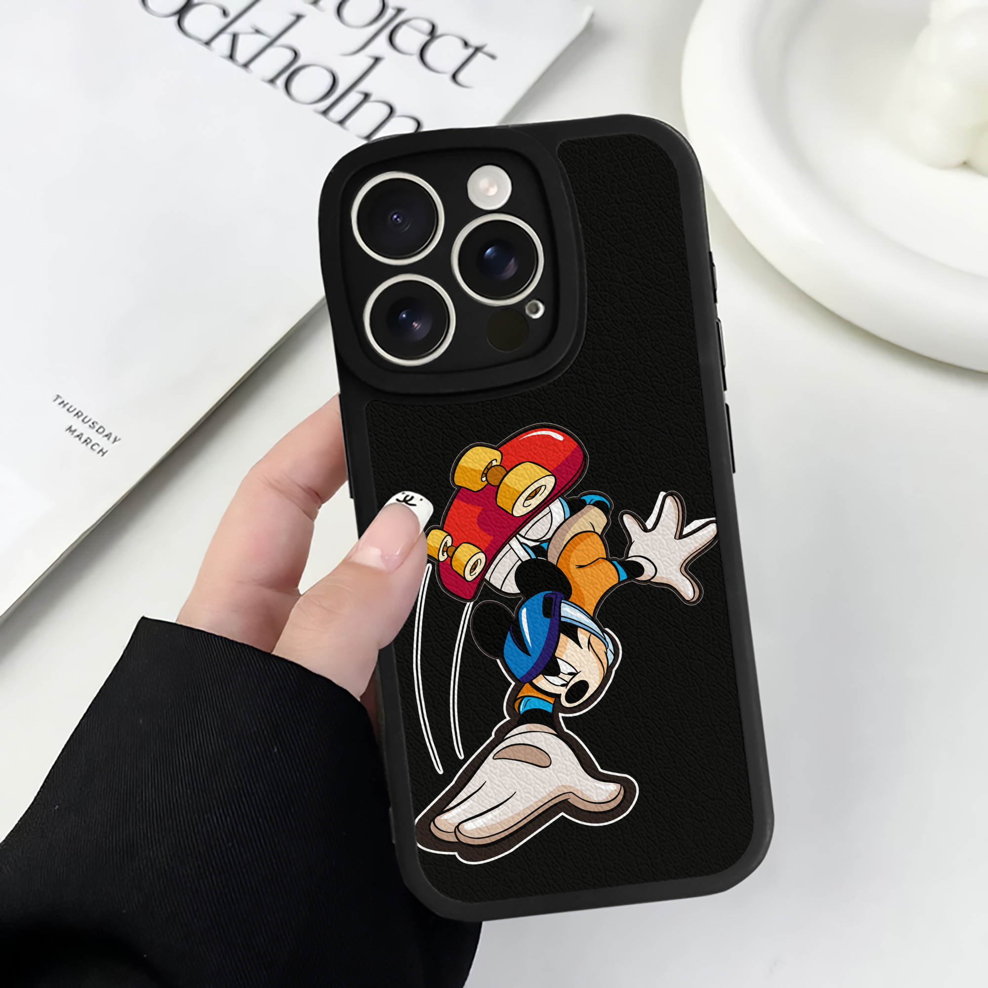 （画像用） ミッキーマウス Mickey Mouse 【iPhone 16シリーズ対応】シリコンスマホケース（レザー調） 材質：シリコン
